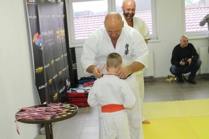 I Turniej Furo Karate w Andrespolu. Na zdjęciu Wiktor Klein, sensei Kamil  Bazelaki i sensei Robert Musierowicz