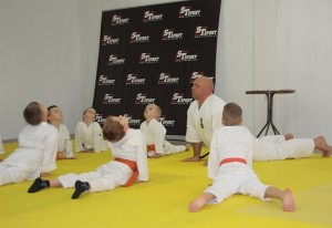 Sensei-Kamil-Bazelak-na-treningu-Furo-Karate-z-dziećmi (1)
